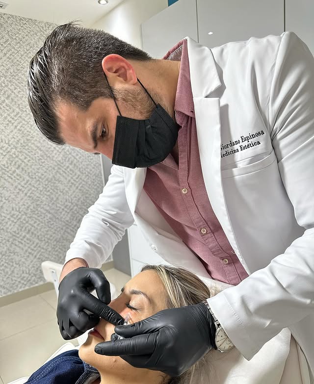 Dr. Giordano Espinosa en consulta de medicina estética - San Pedro Garza García